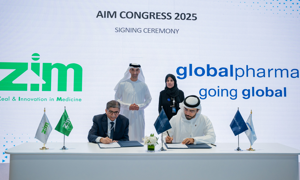 Dr. Thani Al Zeyoudi witnesses the signing between Globalpharma’s Mohammed Al Raqbani and ZIM Labs’ Zulfiquar Kamal in the presence of Dr. Mariam Galadari