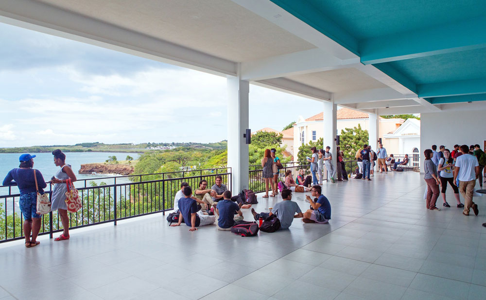 Students-outside-Modical-Hall-at-SGU-SOM-in-Grenada