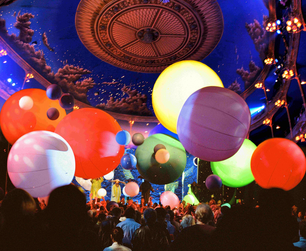 Slava-Snowshow-Colour-baloons-in-the-audience-by-Veronique-Vial