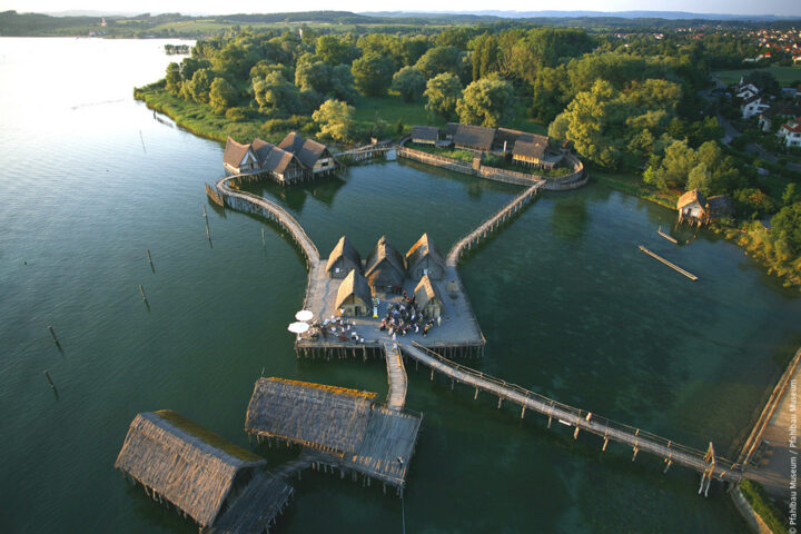 Uhldingen-Mühlhofen_Unteruhldingen_Pfahlbauten_im_Freilichtmuseum_im_Bodensee,_UNESCO_Weltkulturerbe