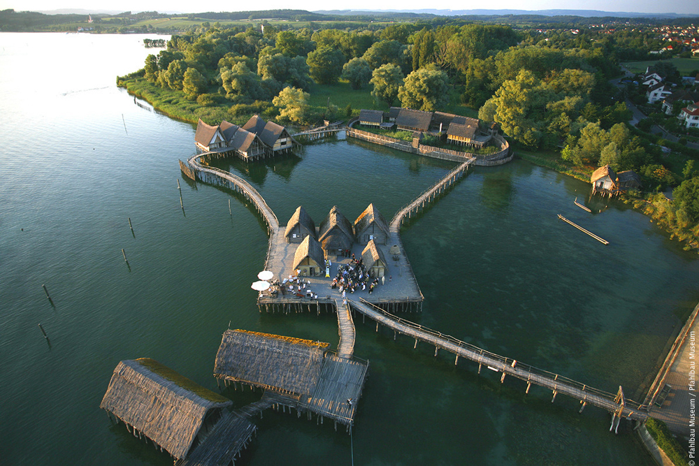 Uhldingen-Mühlhofen_Unteruhldingen_Pfahlbauten_im_Freilichtmuseum_im_Bodensee,_UNESCO_Weltkulturerbe