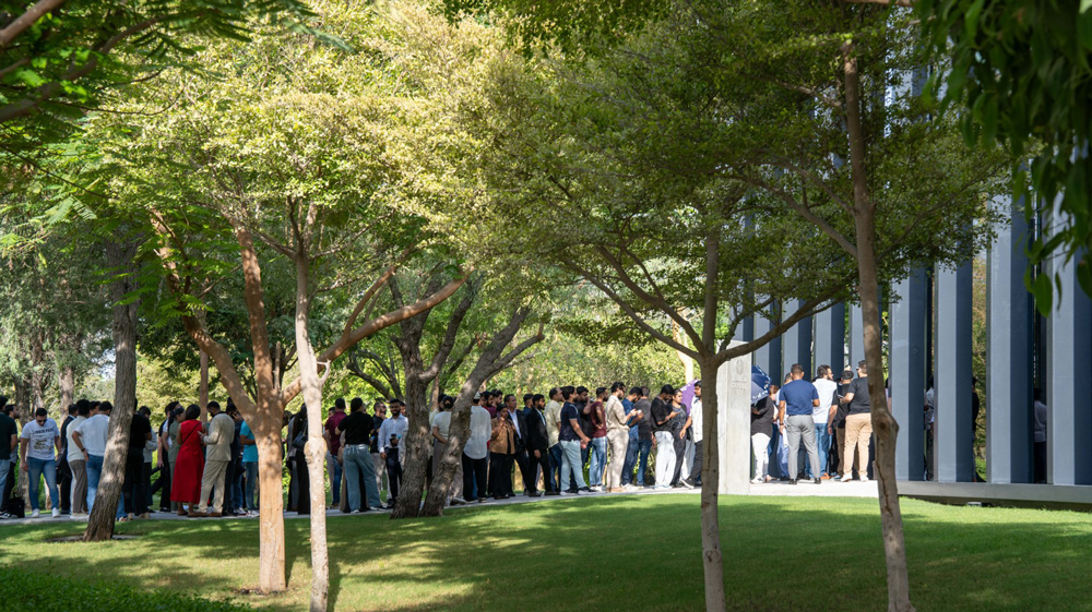 Queues-outside-the-Masaar-Discovery-Center-at-the-sales-launch-of-Masaar-3-on-Sunday-morning_LR