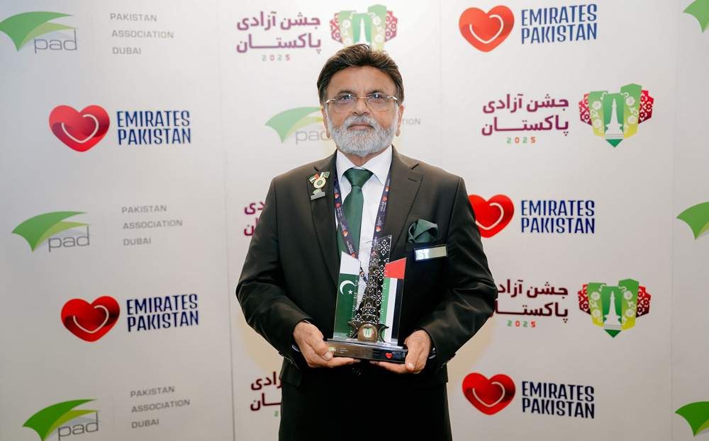 Shabbir-Marchant-with-award