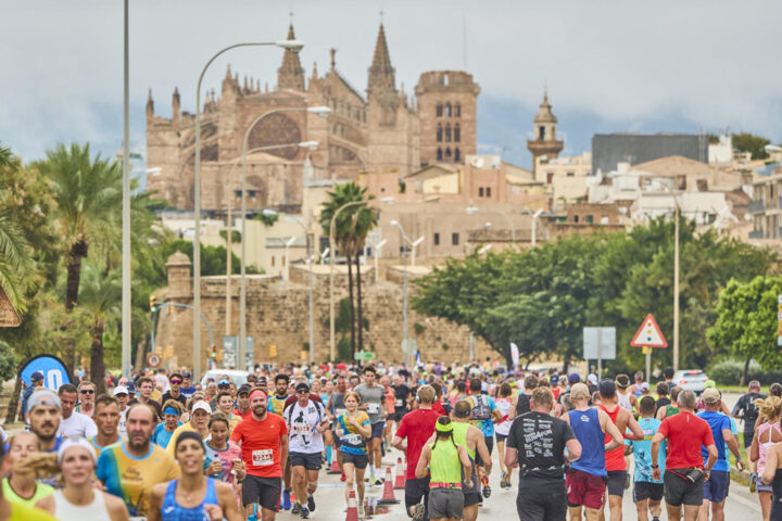 mallorca-corredores-frente-a-la-catedral