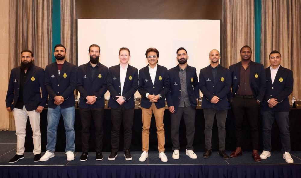 Anis Sajan with Cricketers