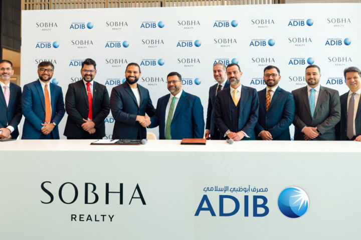Francis-Alfred,-Managing-Director,-Sobha-Realty,-and-Amit-Malhotra,-Global-Head-of-Retail-Banking,-ADIB,-alongside-both-companies'-leadership-teams