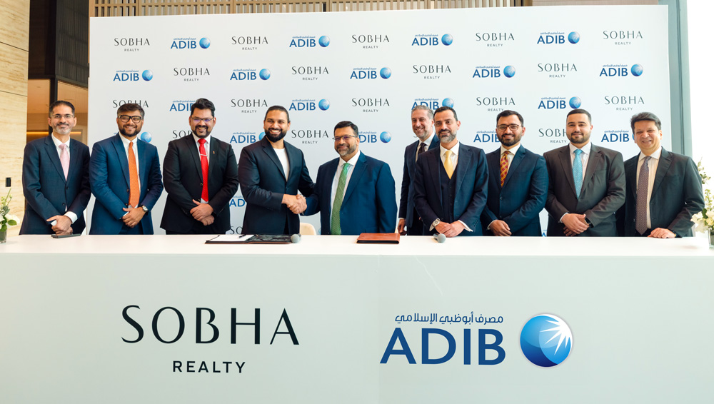 Francis-Alfred,-Managing-Director,-Sobha-Realty,-and-Amit-Malhotra,-Global-Head-of-Retail-Banking,-ADIB,-alongside-both-companies'-leadership-teams